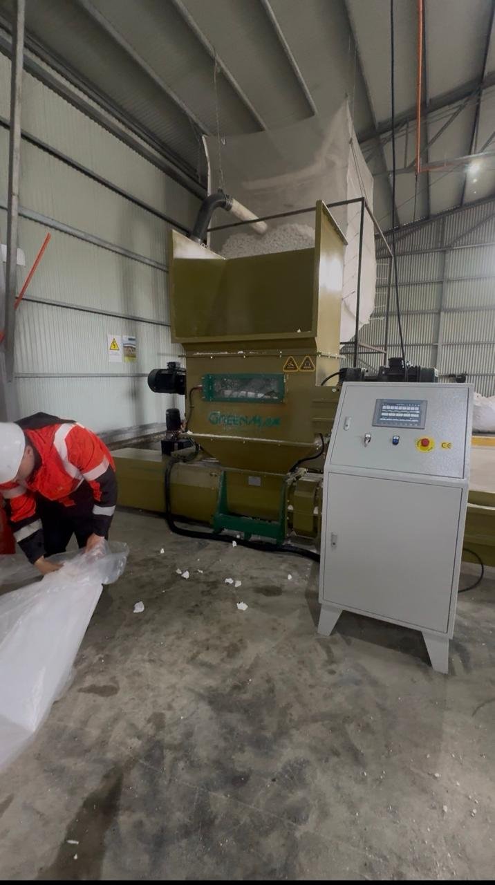 GreenMax A-C200, trituradora-compactadora de plumavit instalada en Maxiclaje, Puerto Montt